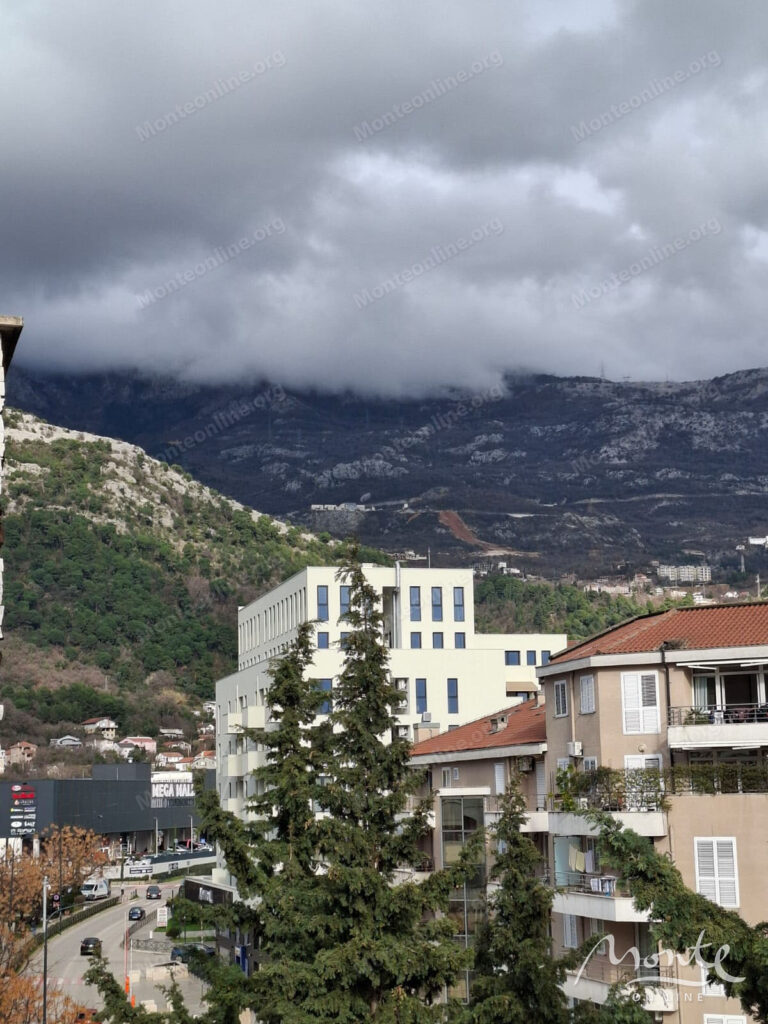 prostornaya kvartira s 3 spalnyami i bolshoj terrasoj v budve 28