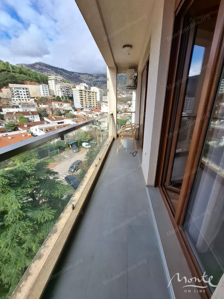 prostornaya kvartira s 3 spalnyami i bolshoj terrasoj v budve 29