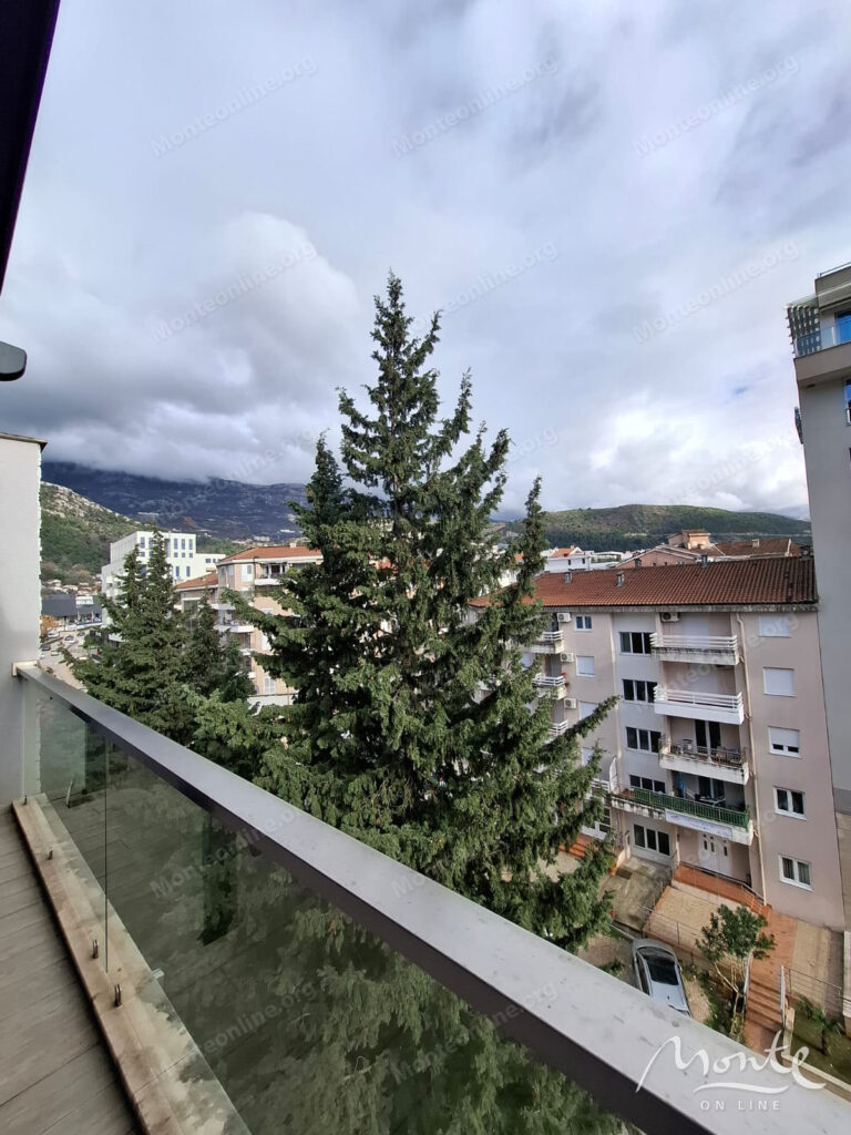 prostornaya kvartira s 3 spalnyami i bolshoj terrasoj v budve 30