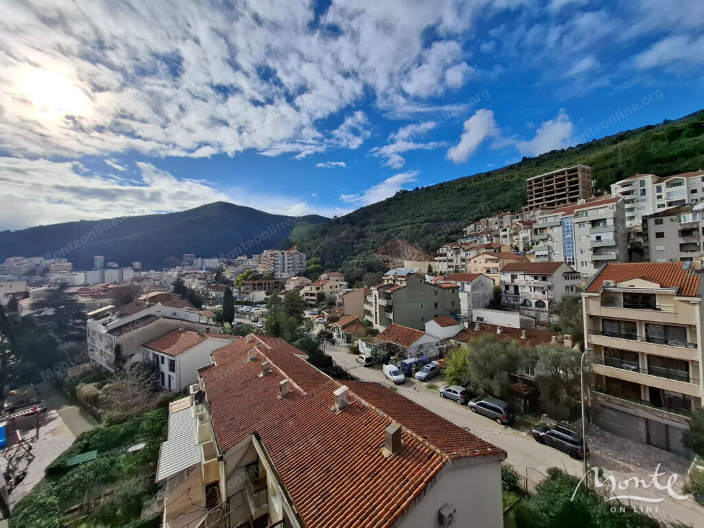 prostornaya kvartira s 3 spalnyami i bolshoj terrasoj v budve 32