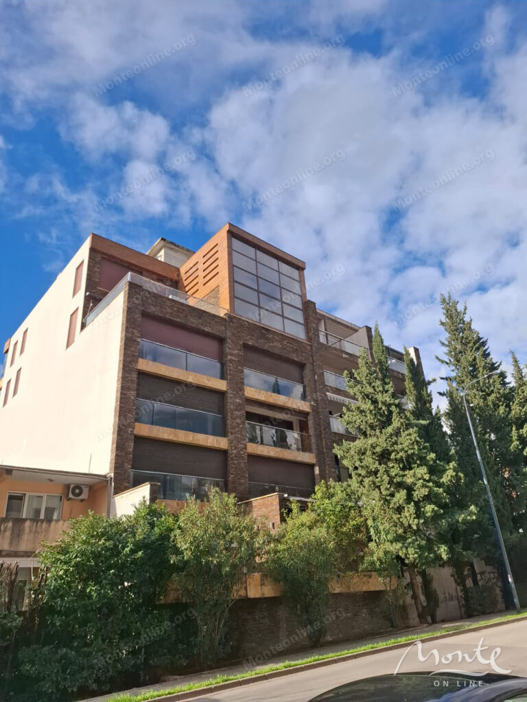 prostornaya kvartira s 3 spalnyami i bolshoj terrasoj v budve 34