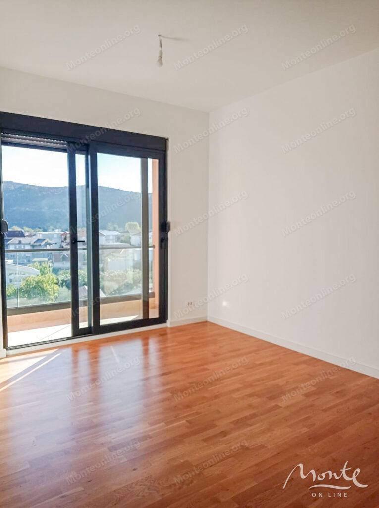 svetlaya kvartira s 2 spalnyami v sovremennom zhilom dome v bare 03