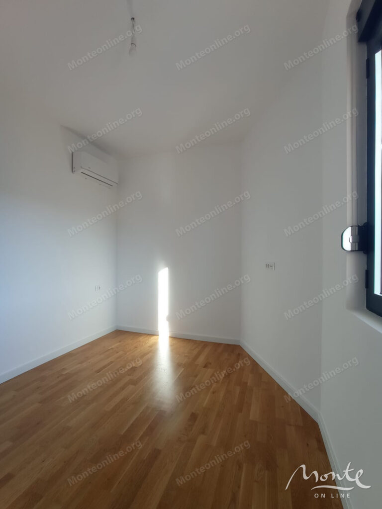 svetlaya kvartira s 2 spalnyami v sovremennom zhilom dome v bare 10