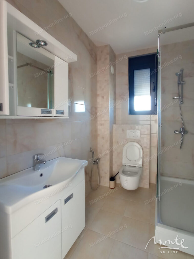 svetlaya kvartira s 2 spalnyami v sovremennom zhilom dome v bare 13