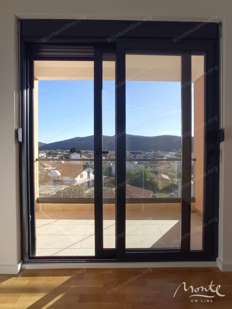 svetlaya kvartira s 2 spalnyami v sovremennom zhilom dome v bare 14