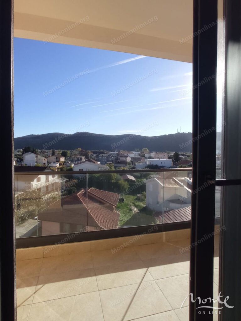 svetlaya kvartira s 2 spalnyami v sovremennom zhilom dome v bare 15