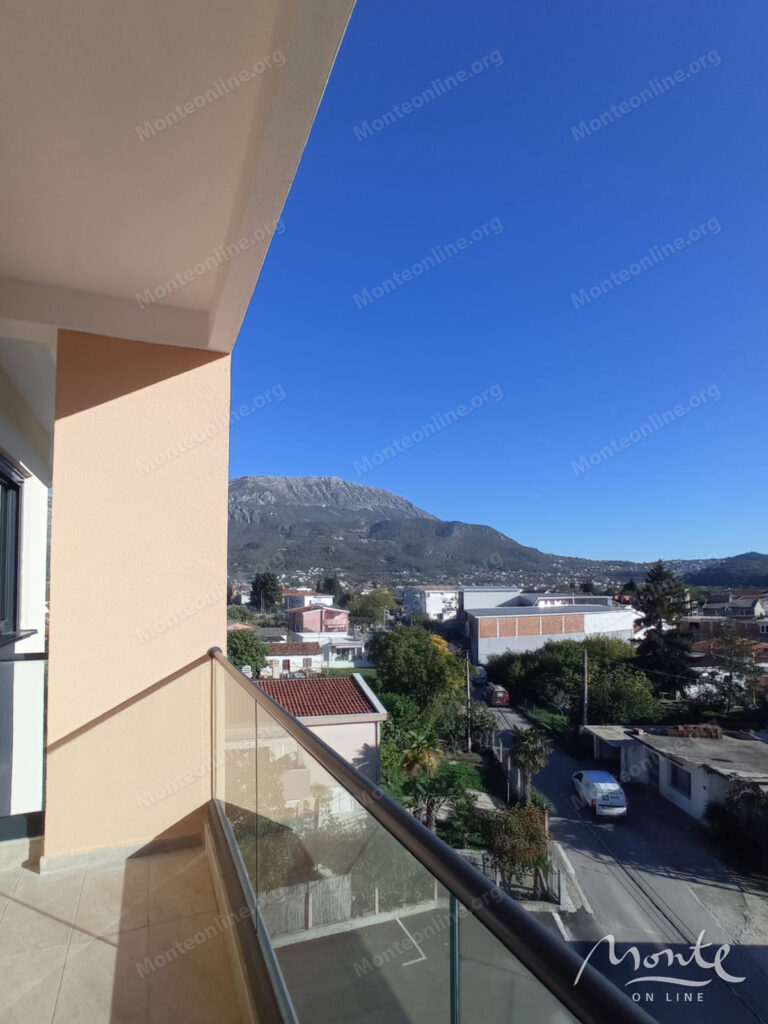 svetlaya kvartira s 2 spalnyami v sovremennom zhilom dome v bare 16