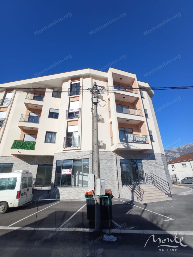 svetlaya kvartira s 2 spalnyami v sovremennom zhilom dome v bare 18