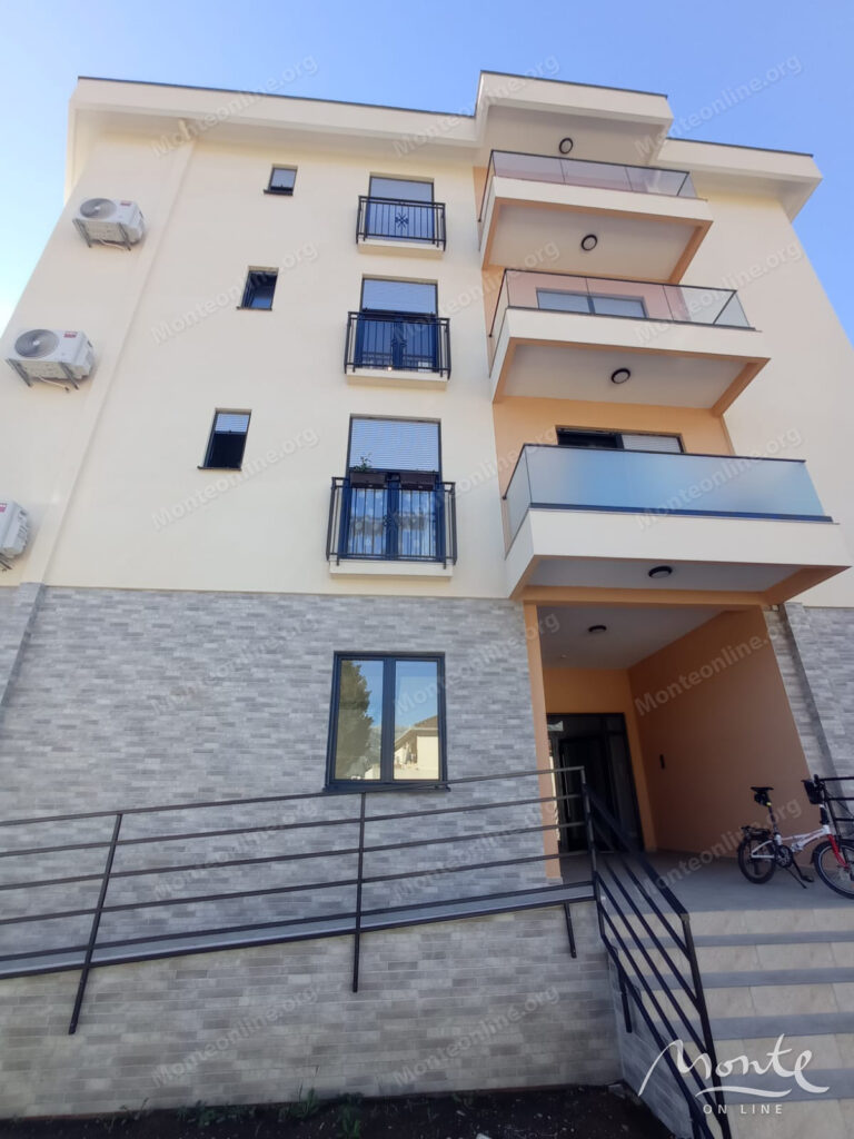 svetlaya kvartira s 2 spalnyami v sovremennom zhilom dome v bare 19