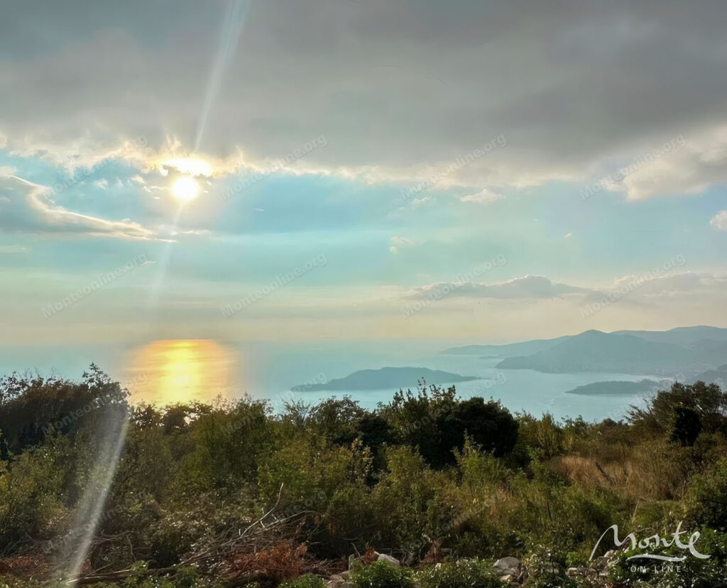 uchastok v chelobrdo s panoramnym vidom na more 01