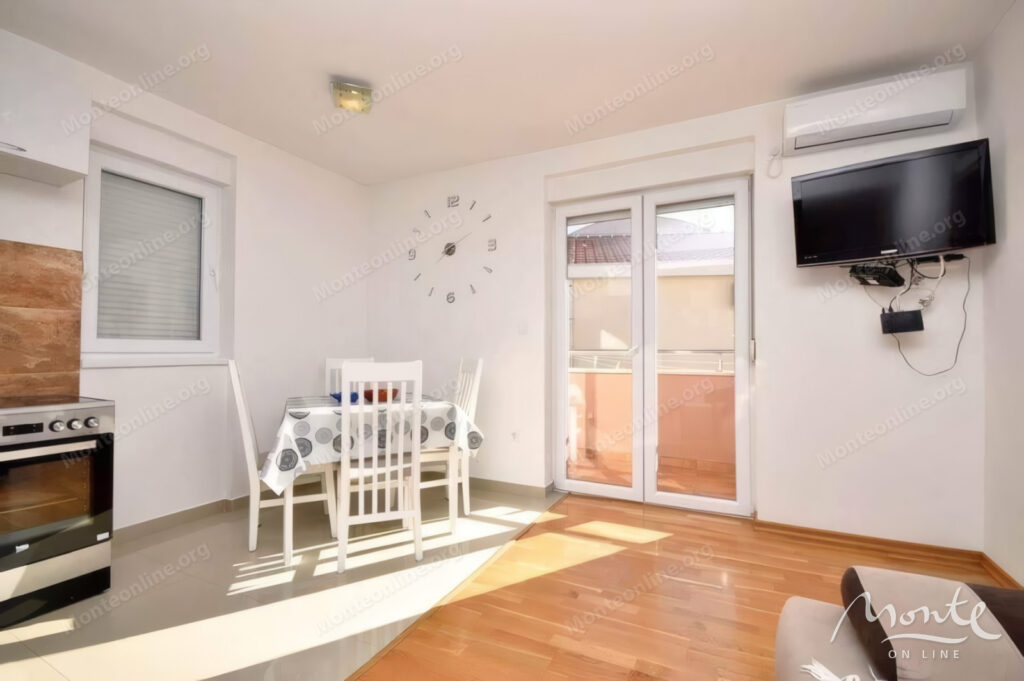 uyutnaya kvartira s 2 spalnyami dvumya terrasami i parkovkoj v igalo herczeg novi 02