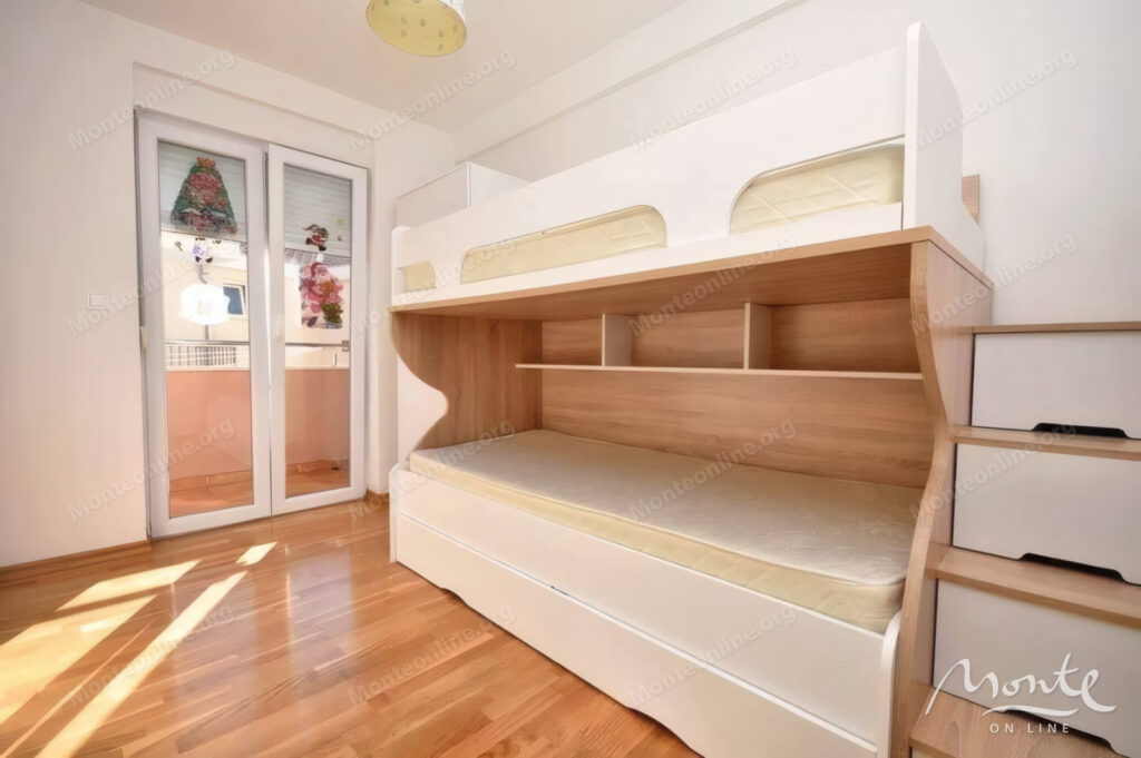 uyutnaya kvartira s 2 spalnyami dvumya terrasami i parkovkoj v igalo herczeg novi 05