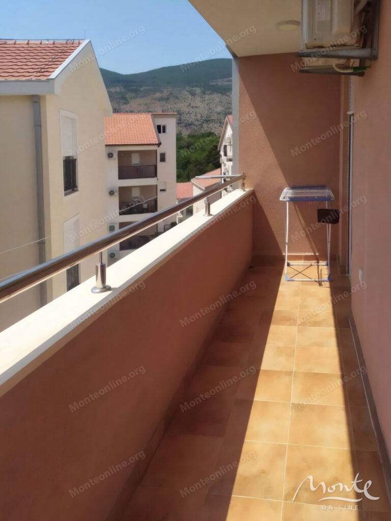 uyutnaya kvartira s 2 spalnyami dvumya terrasami i parkovkoj v igalo herczeg novi 08