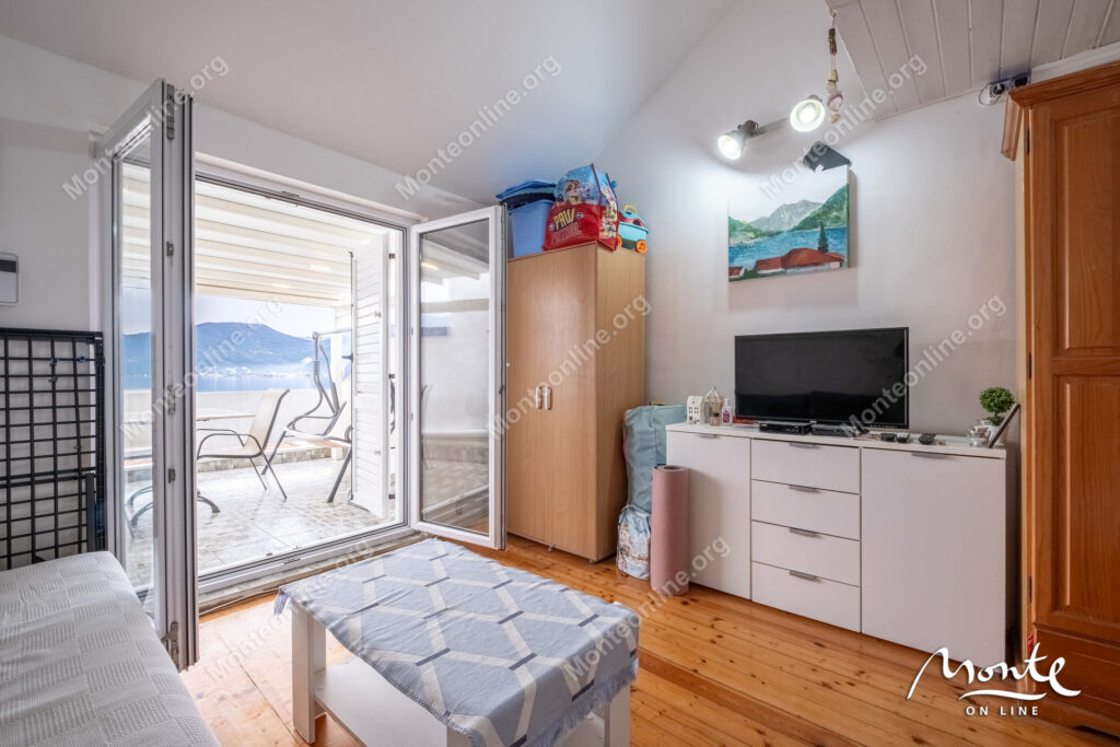 uyutnaya kvartira s 2 spalnyami s vidom na more v krashichi tivat 02