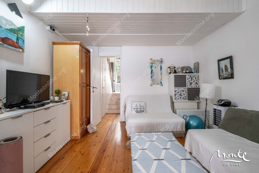 uyutnaya kvartira s 2 spalnyami s vidom na more v krashichi tivat 03