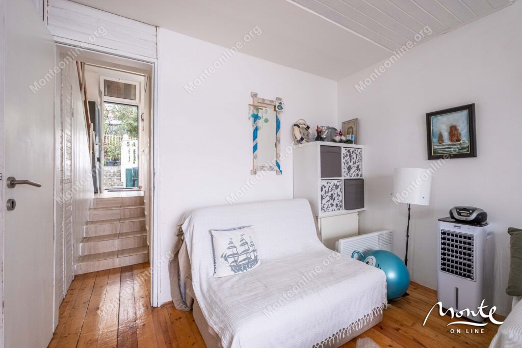 uyutnaya kvartira s 2 spalnyami s vidom na more v krashichi tivat 05