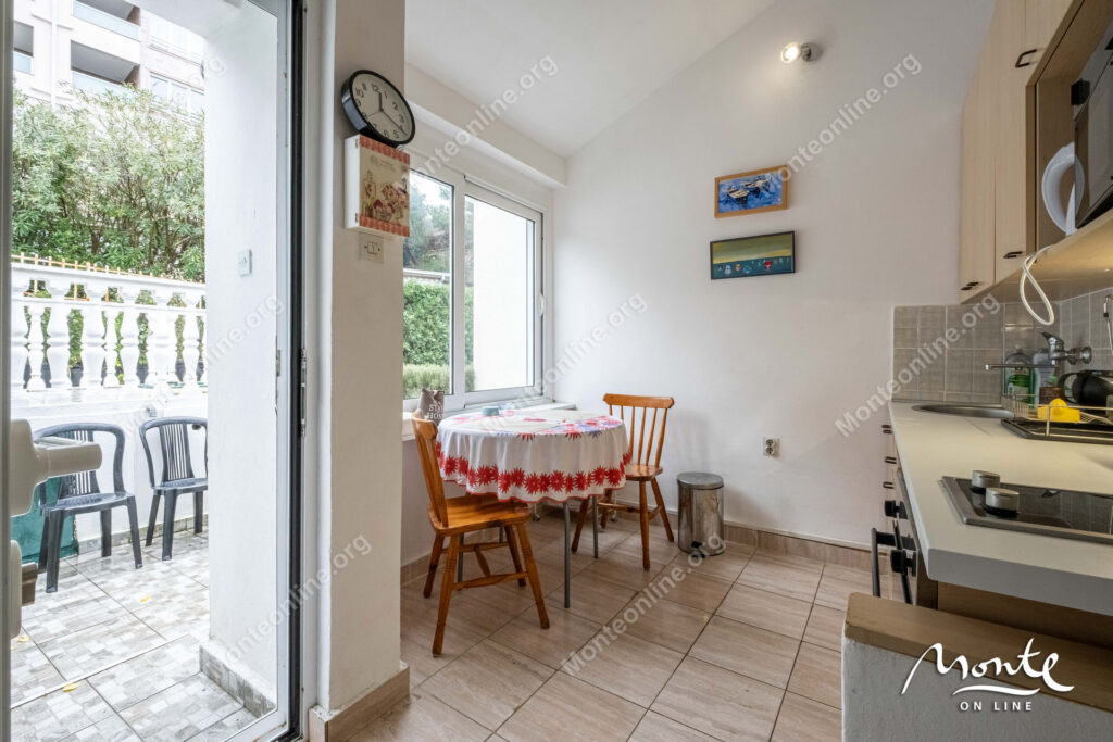 uyutnaya kvartira s 2 spalnyami s vidom na more v krashichi tivat 07