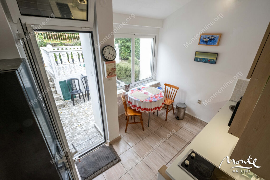 uyutnaya kvartira s 2 spalnyami s vidom na more v krashichi tivat 08