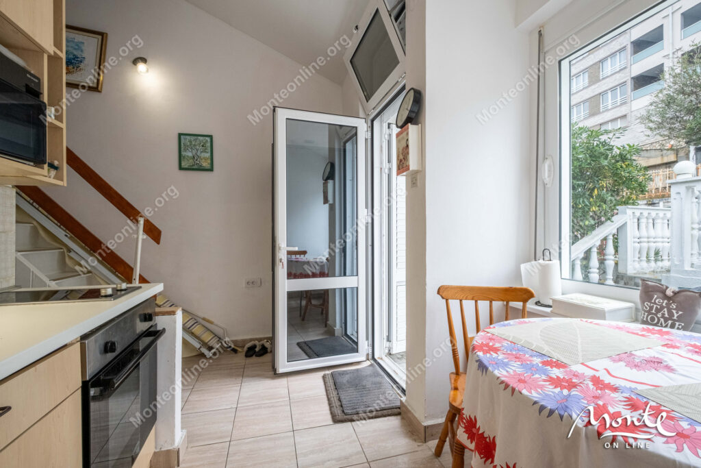 uyutnaya kvartira s 2 spalnyami s vidom na more v krashichi tivat 09