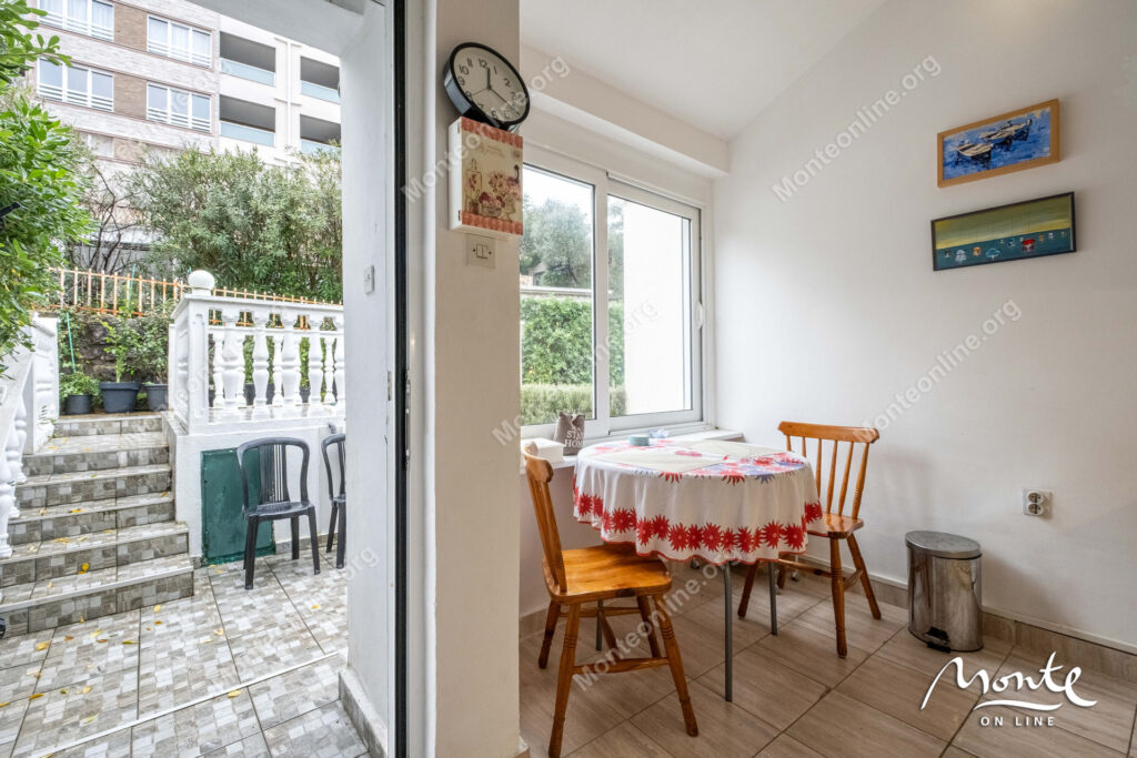 uyutnaya kvartira s 2 spalnyami s vidom na more v krashichi tivat 12