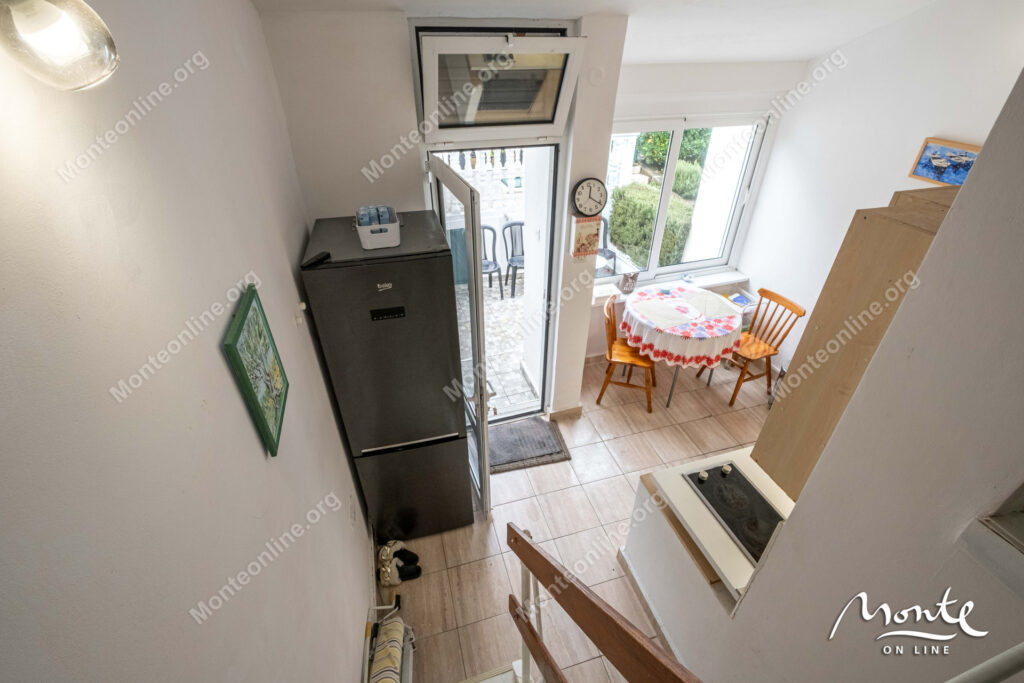 uyutnaya kvartira s 2 spalnyami s vidom na more v krashichi tivat 14