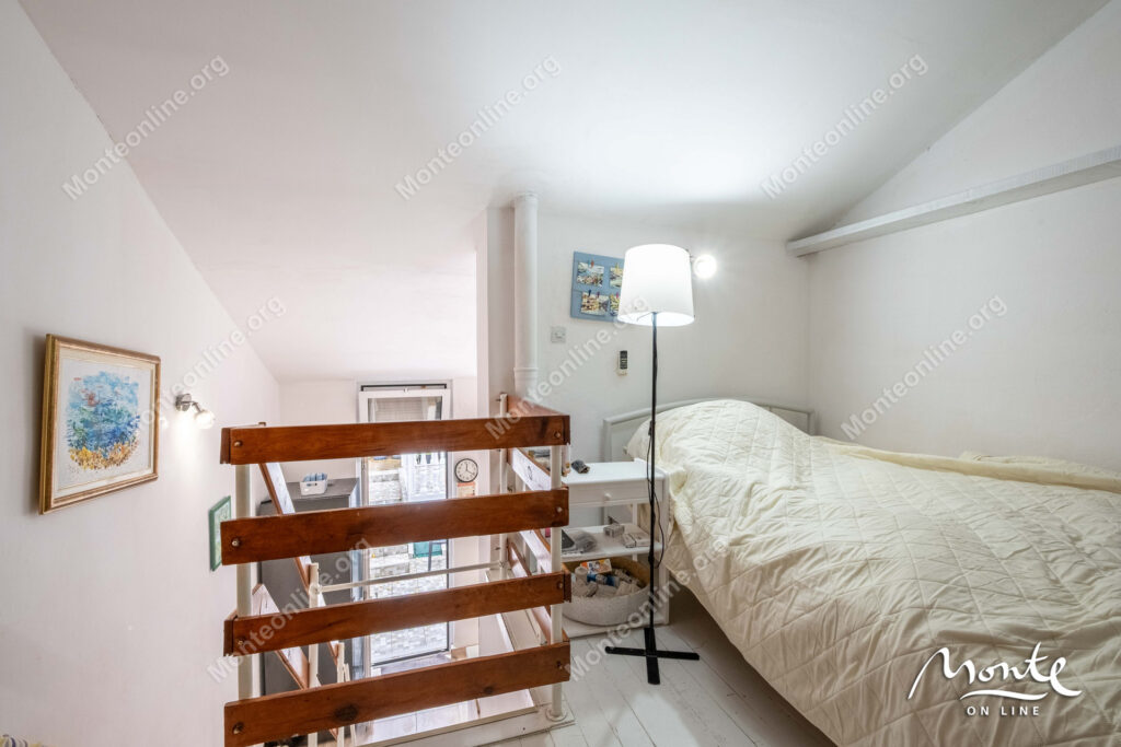 uyutnaya kvartira s 2 spalnyami s vidom na more v krashichi tivat 16