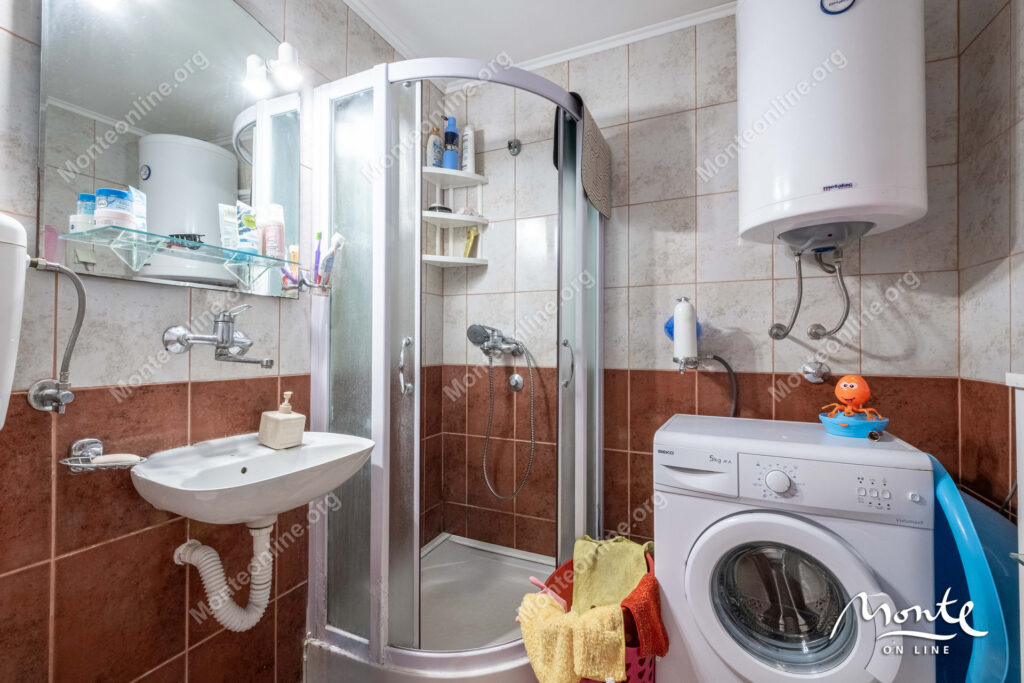 uyutnaya kvartira s 2 spalnyami s vidom na more v krashichi tivat 18