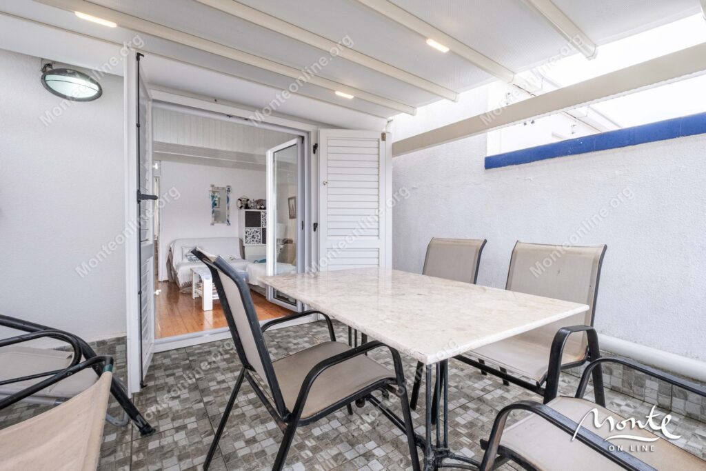 uyutnaya kvartira s 2 spalnyami s vidom na more v krashichi tivat 19