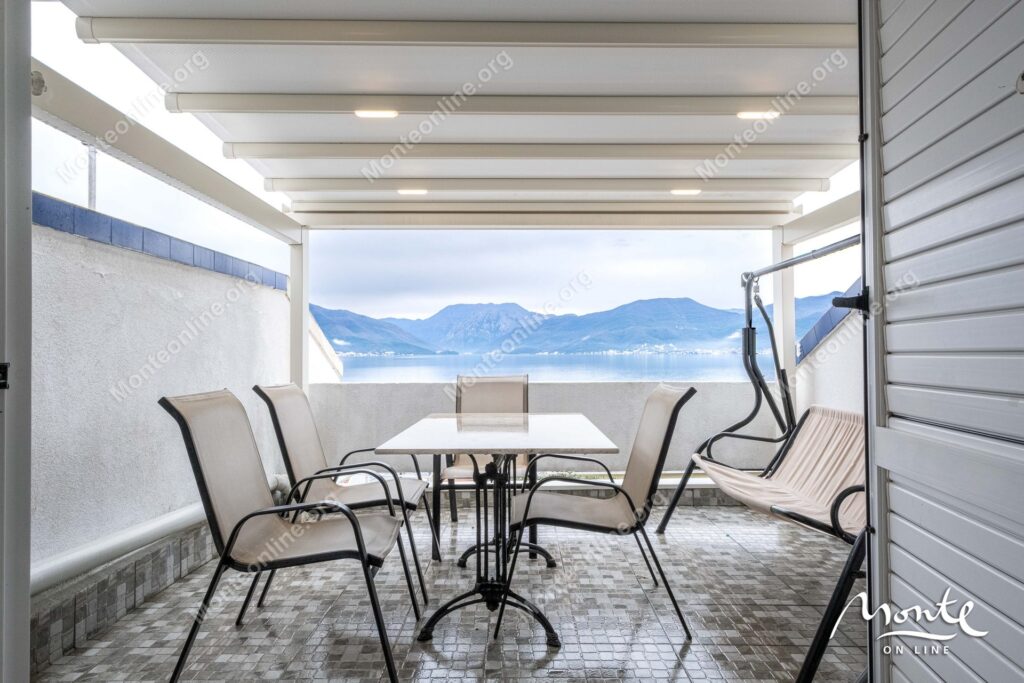 uyutnaya kvartira s 2 spalnyami s vidom na more v krashichi tivat 20