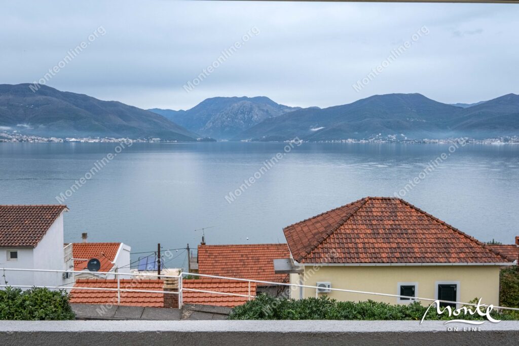 uyutnaya kvartira s 2 spalnyami s vidom na more v krashichi tivat 24