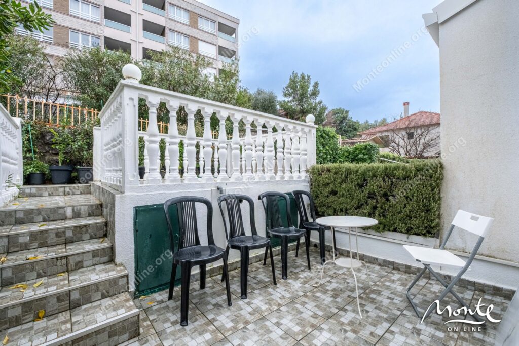 uyutnaya kvartira s 2 spalnyami s vidom na more v krashichi tivat 28