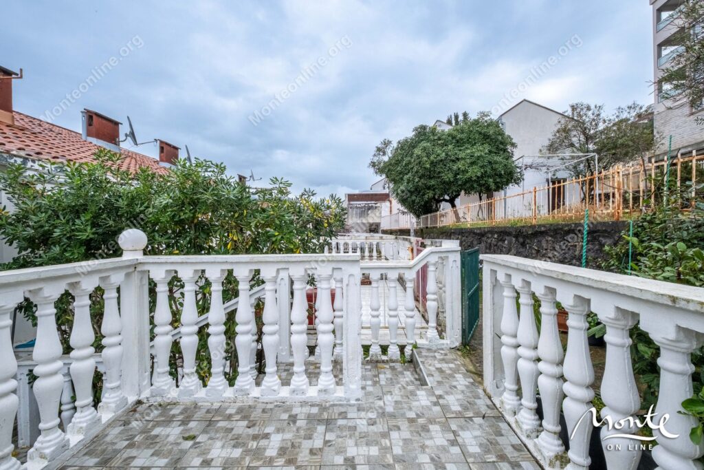 uyutnaya kvartira s 2 spalnyami s vidom na more v krashichi tivat 29