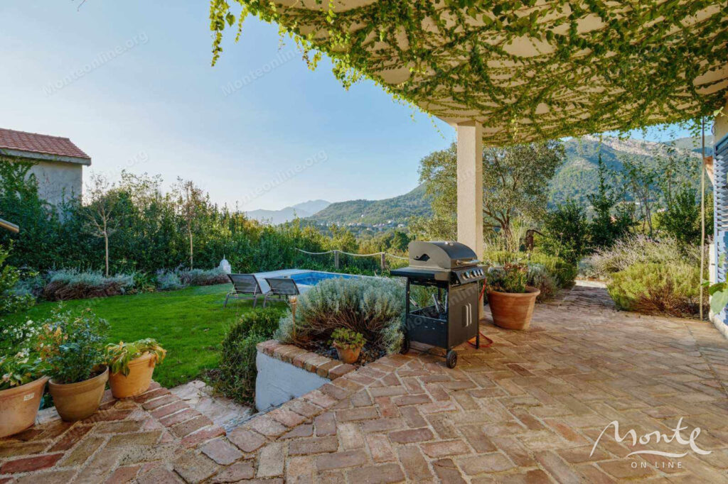 uyutnaya villa s bassejnom i prostornoj terrasoj v kavache tivat 04