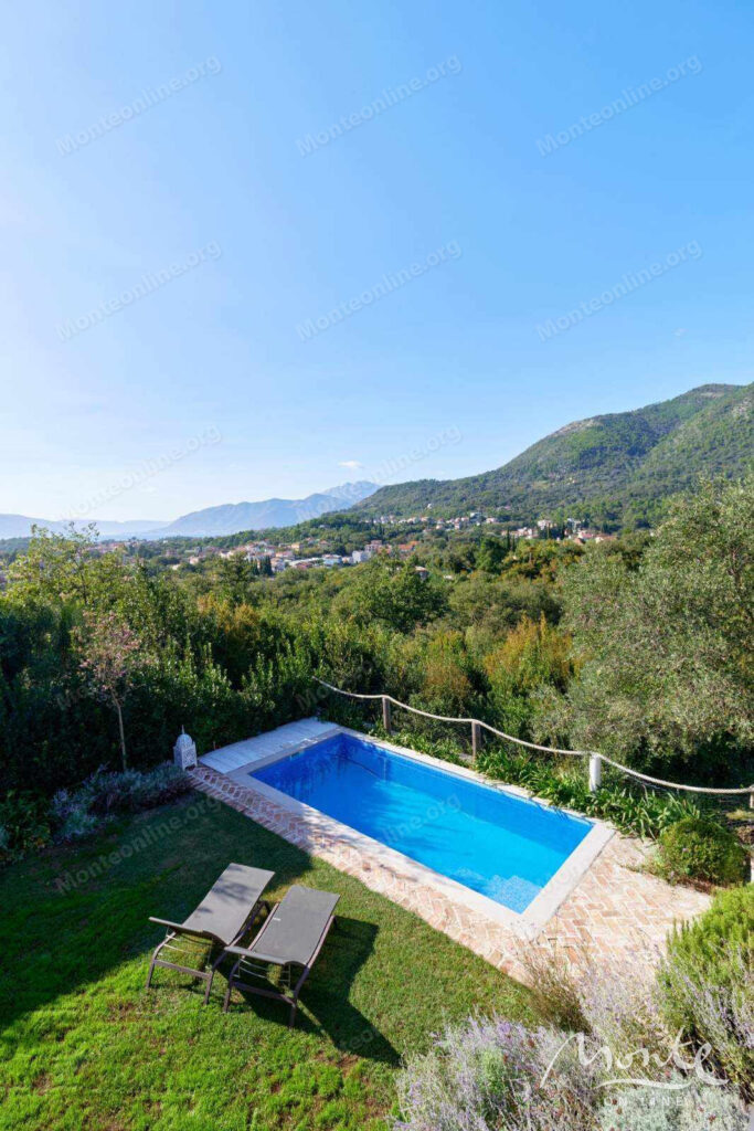 uyutnaya villa s bassejnom i prostornoj terrasoj v kavache tivat 05