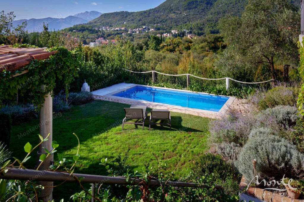 uyutnaya villa s bassejnom i prostornoj terrasoj v kavache tivat 06