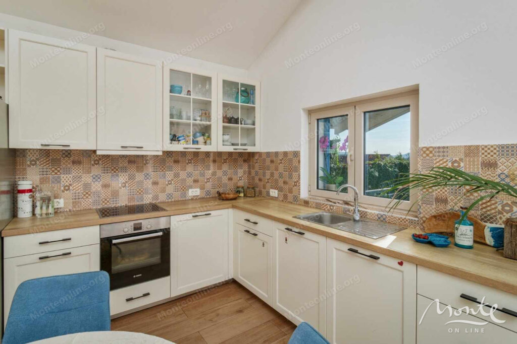 uyutnaya villa s bassejnom i prostornoj terrasoj v kavache tivat 10