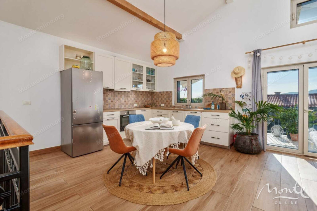 uyutnaya villa s bassejnom i prostornoj terrasoj v kavache tivat 11