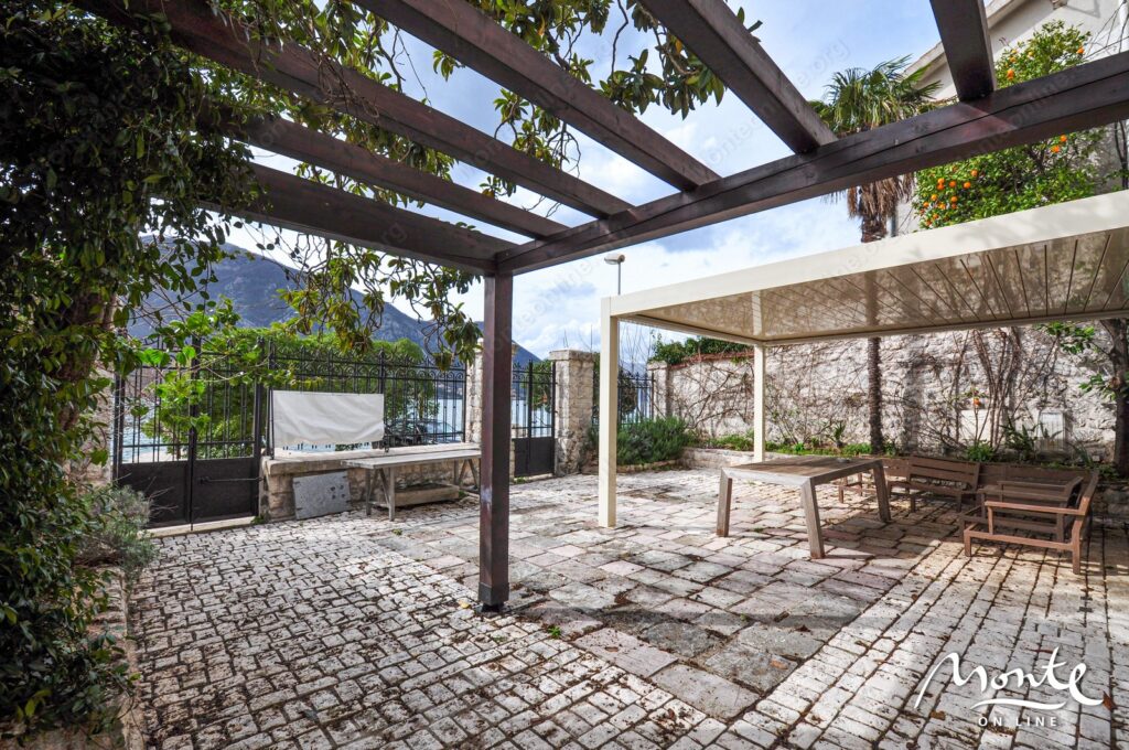 elitnyj kamennyj osobnyak na 1 linii morya v dobrote kotor 01