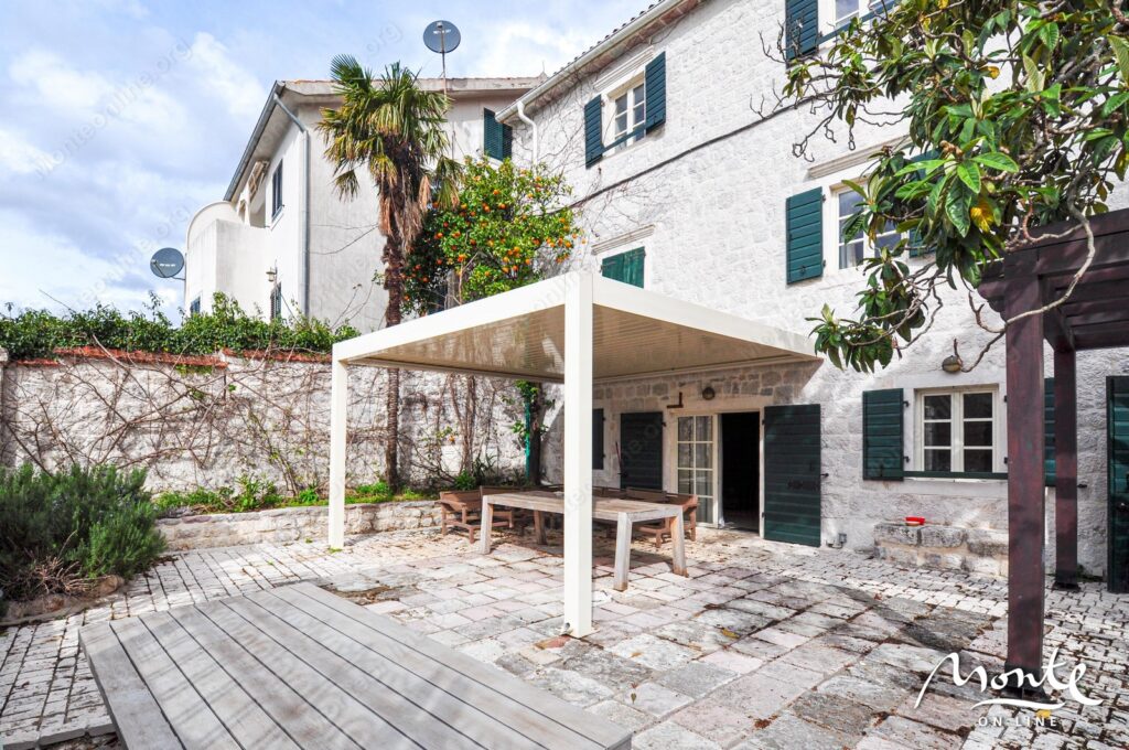 elitnyj kamennyj osobnyak na 1 linii morya v dobrote kotor 02