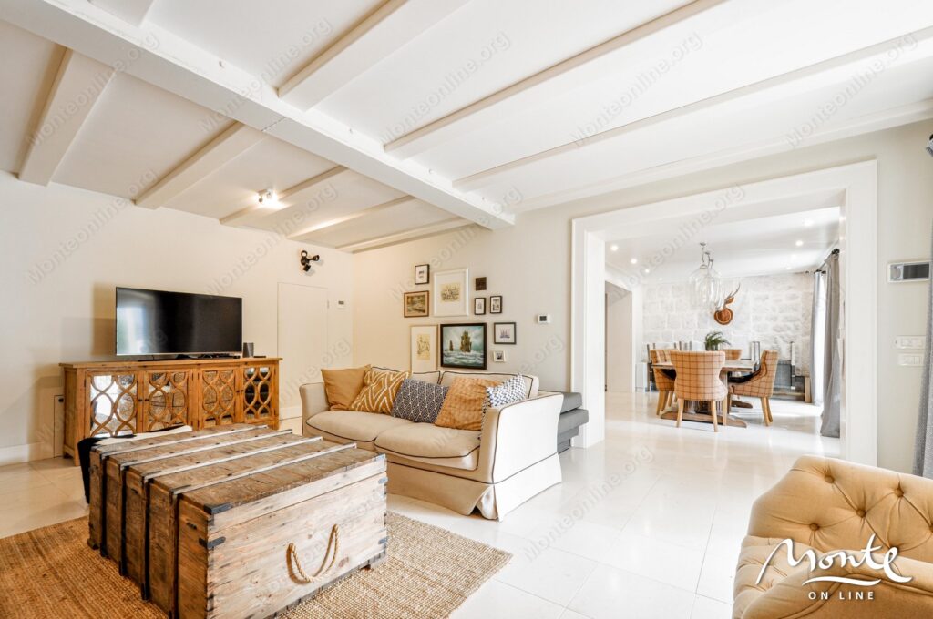 elitnyj kamennyj osobnyak na 1 linii morya v dobrote kotor 05