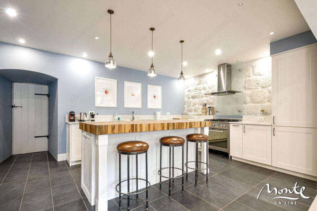 elitnyj kamennyj osobnyak na 1 linii morya v dobrote kotor 14