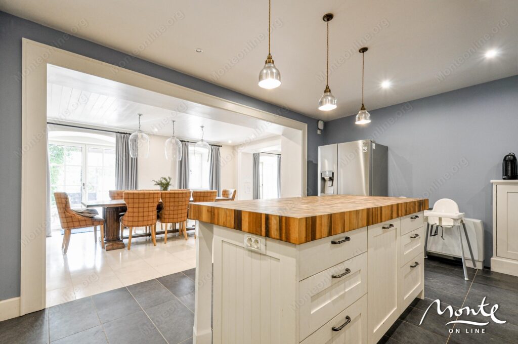 elitnyj kamennyj osobnyak na 1 linii morya v dobrote kotor 16