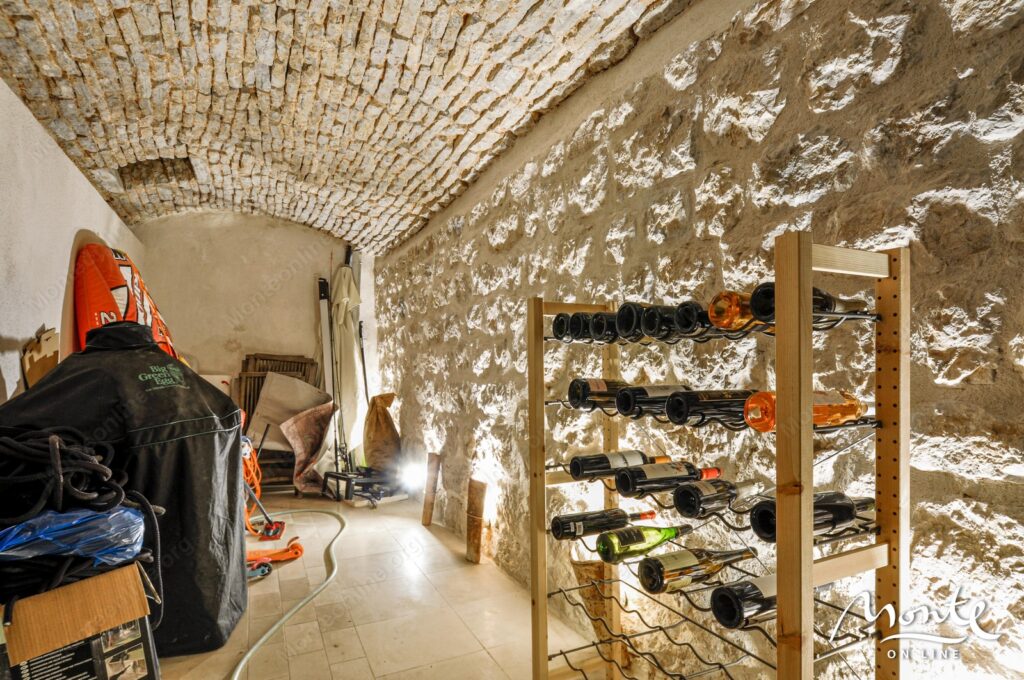 elitnyj kamennyj osobnyak na 1 linii morya v dobrote kotor 18