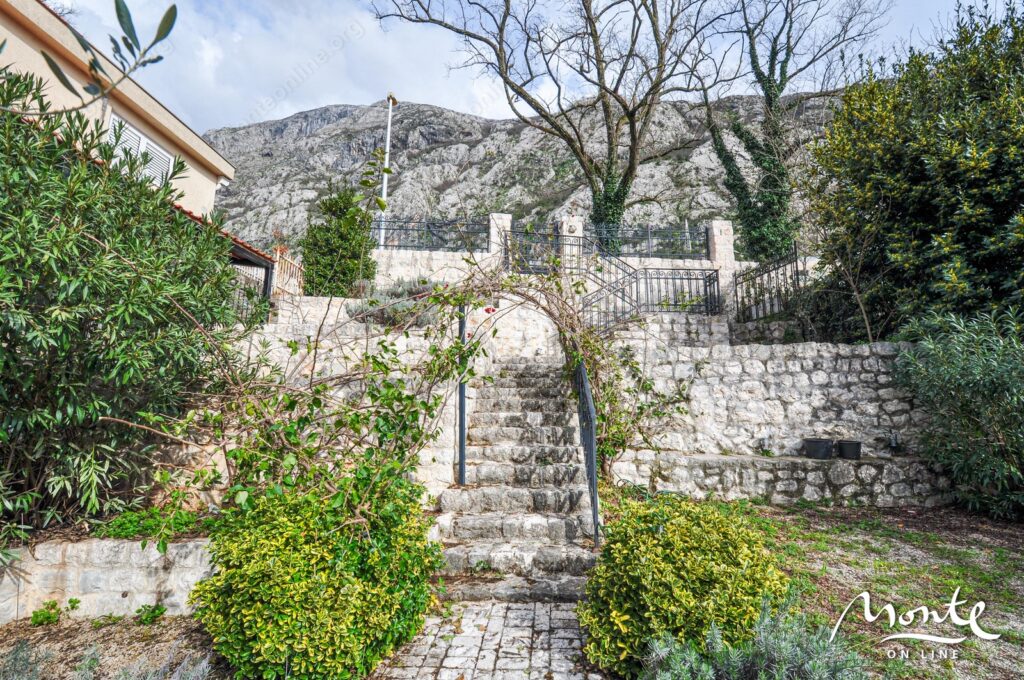 elitnyj kamennyj osobnyak na 1 linii morya v dobrote kotor 22