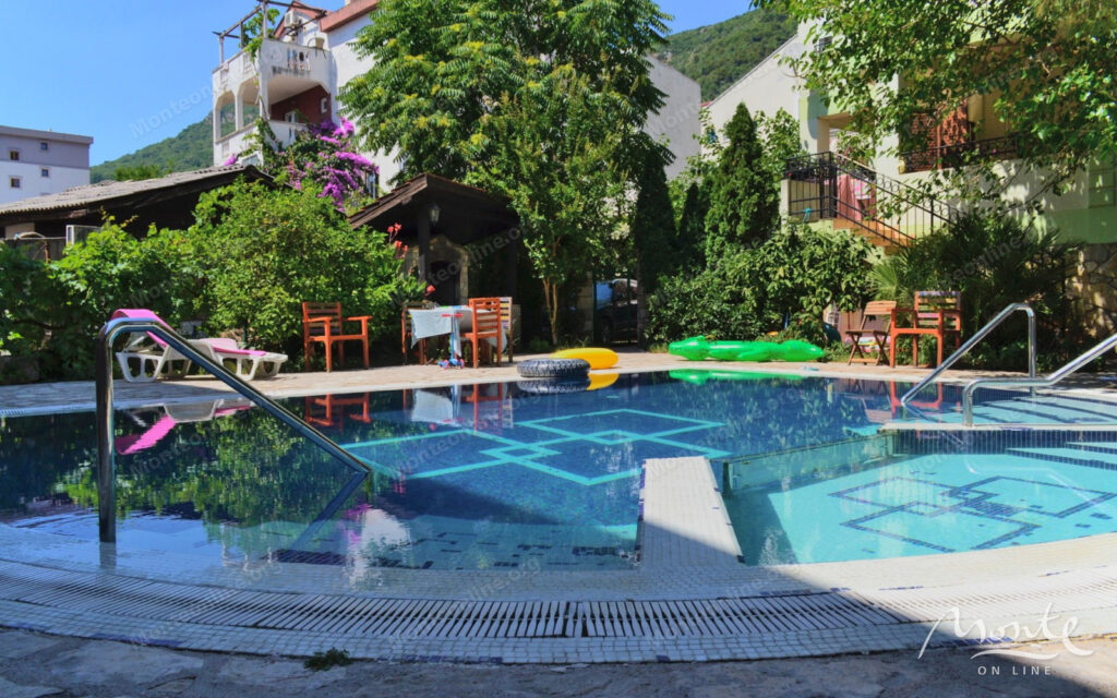 kvartira s 1 spalnej v klubnom dome s bassejnom v budve 24