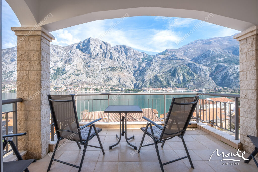 2-bedroom apartment with a sea view and a staryj kotor in muo 02