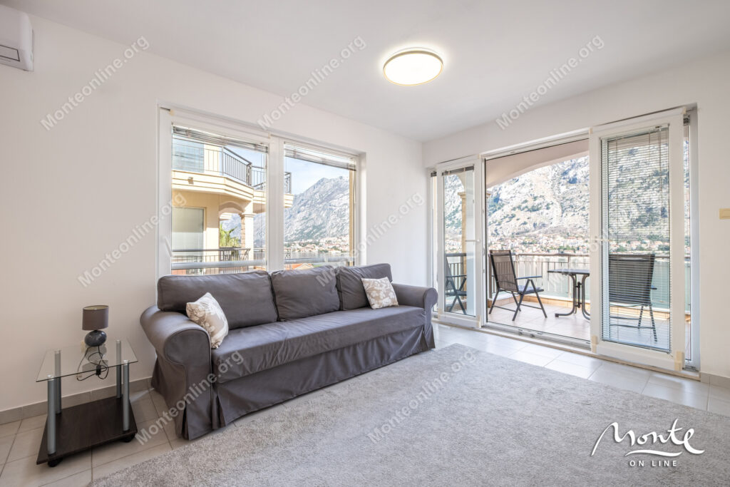 2-bedroom apartment with a sea view and an old building in Muo 03