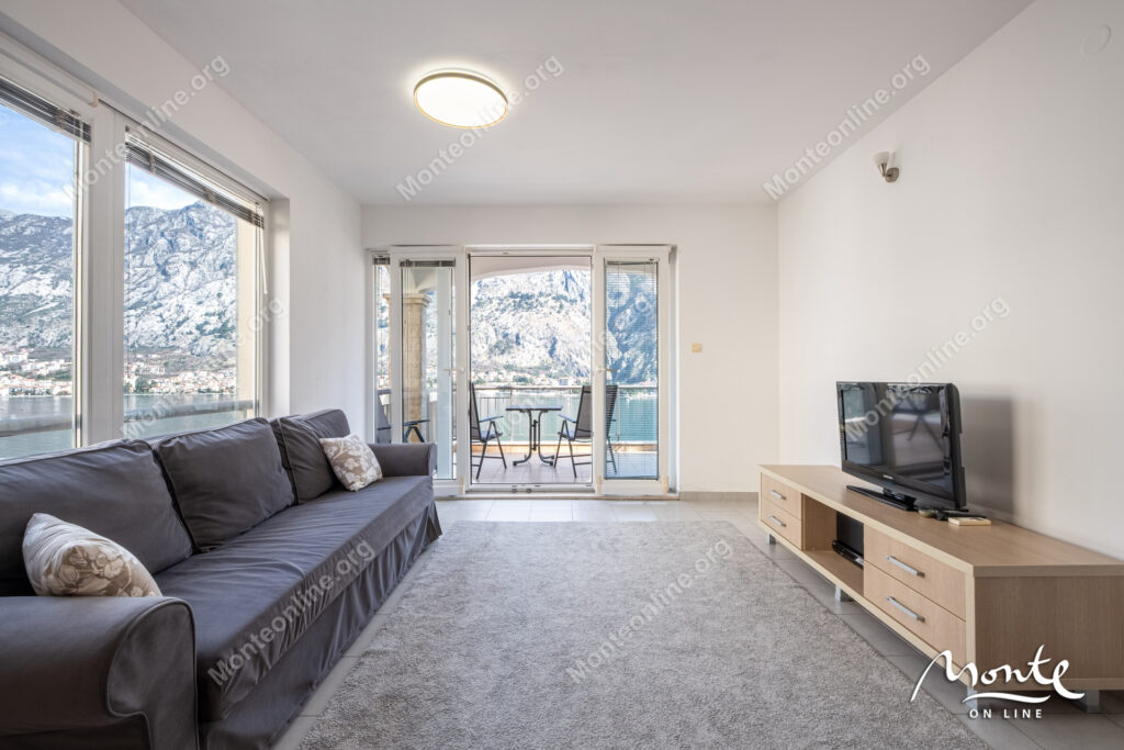 2-bedroom apartment with a sea view and a staryj kotor in muo 04