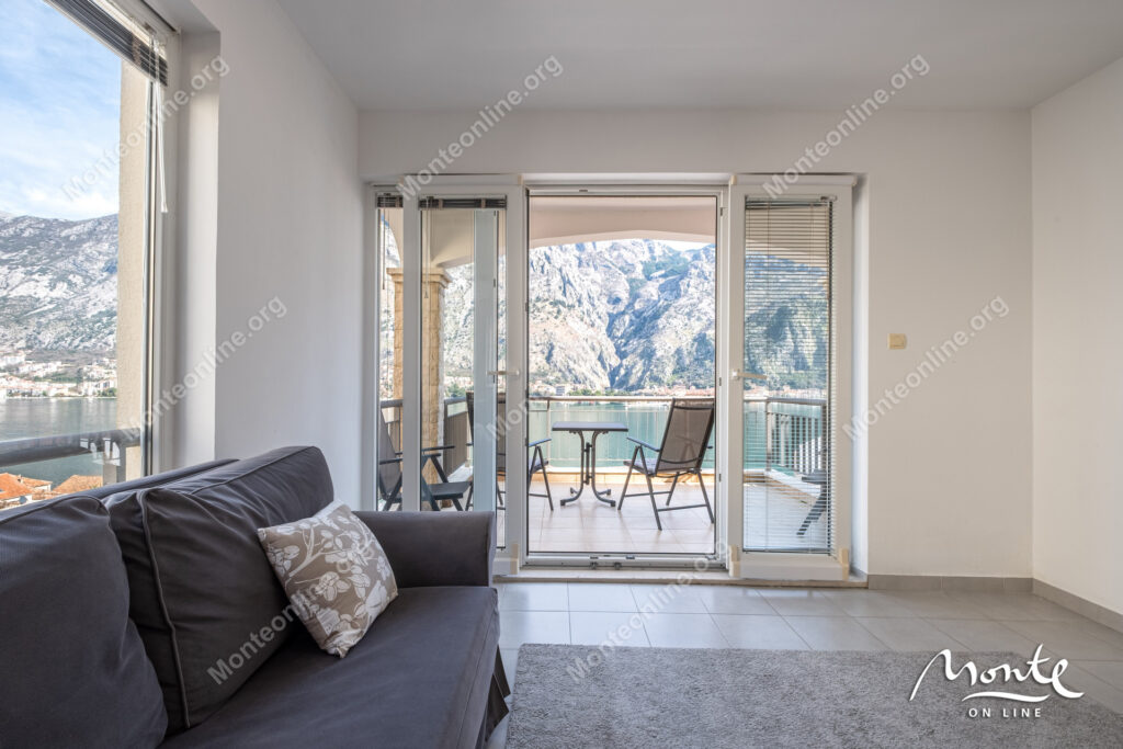 2-bedroom apartment with a sea view and an old building in Muo 05