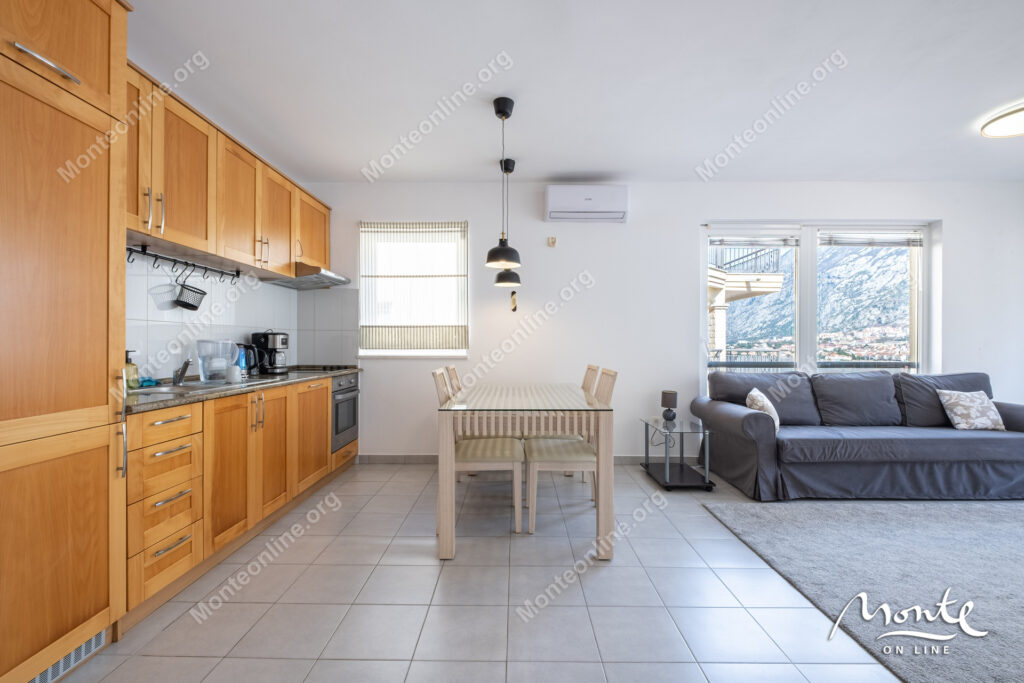 2-bedroom apartment with a sea view and a staryj kotor in muo 07